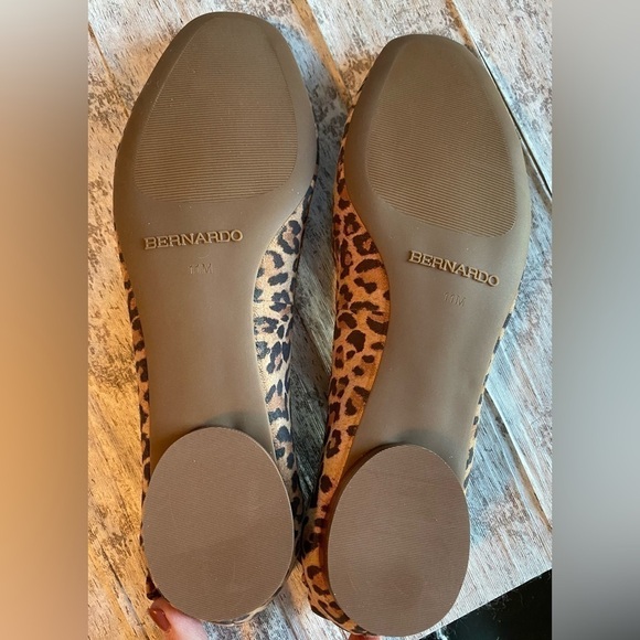 NEW including the Box!  Bernardo Eloisa Sand Cheetah Vegan Suede Bow Flat 11 M - Picture 12 of 13